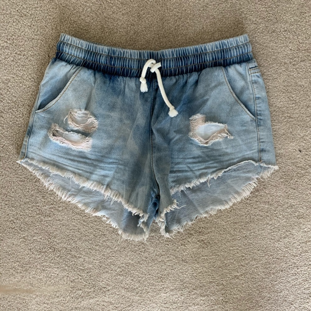 Frayed denim shorts with elastic waist